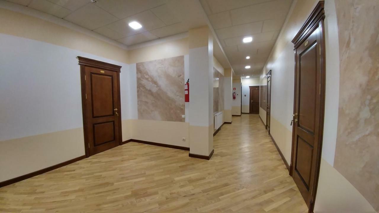 Hotel Meridian Brody Bagian luar foto