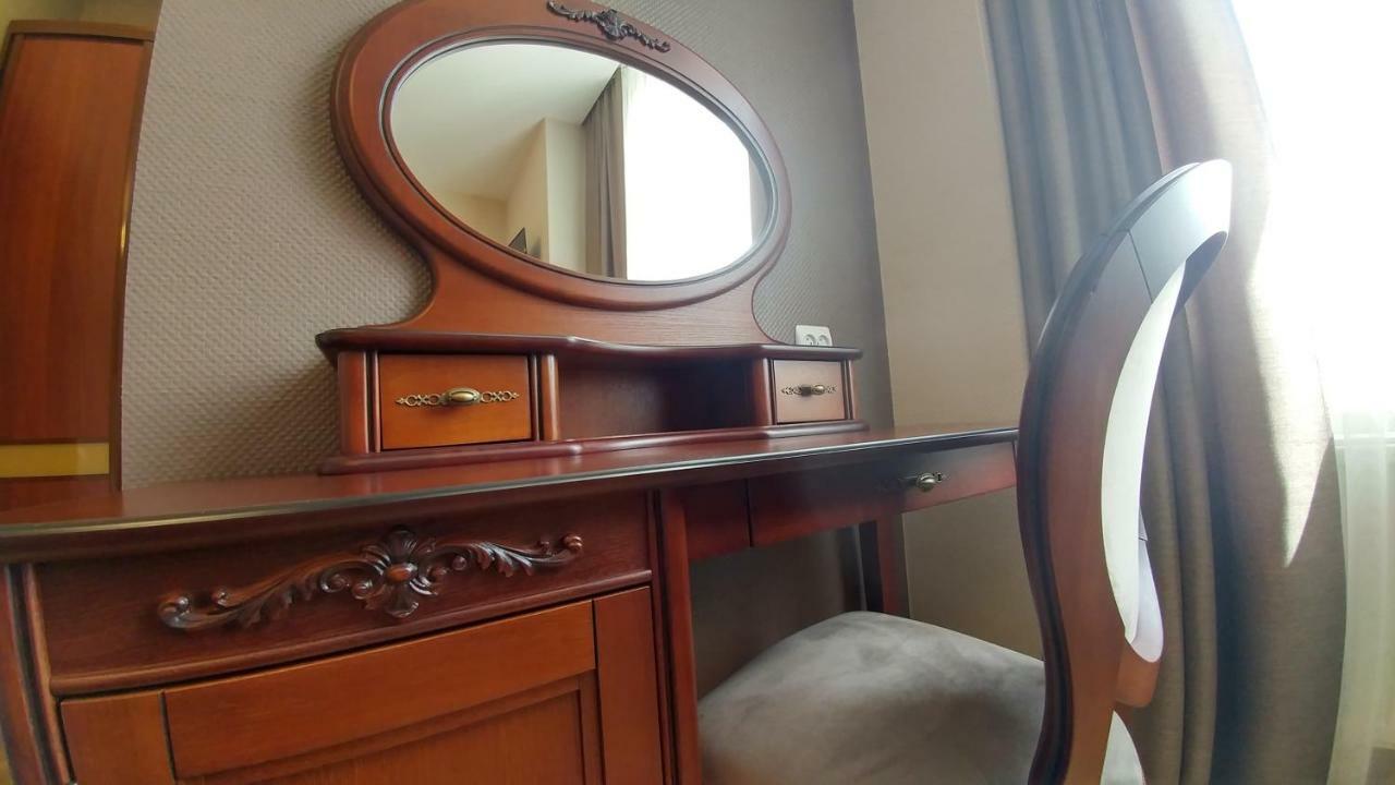 Hotel Meridian Brody Bagian luar foto