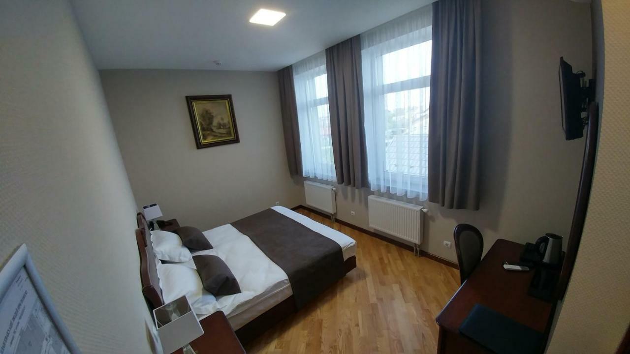 Hotel Meridian Brody Bagian luar foto