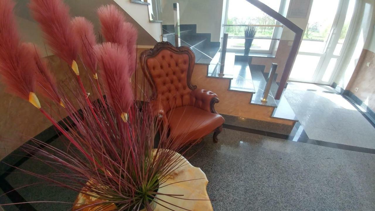 Hotel Meridian Brody Bagian luar foto