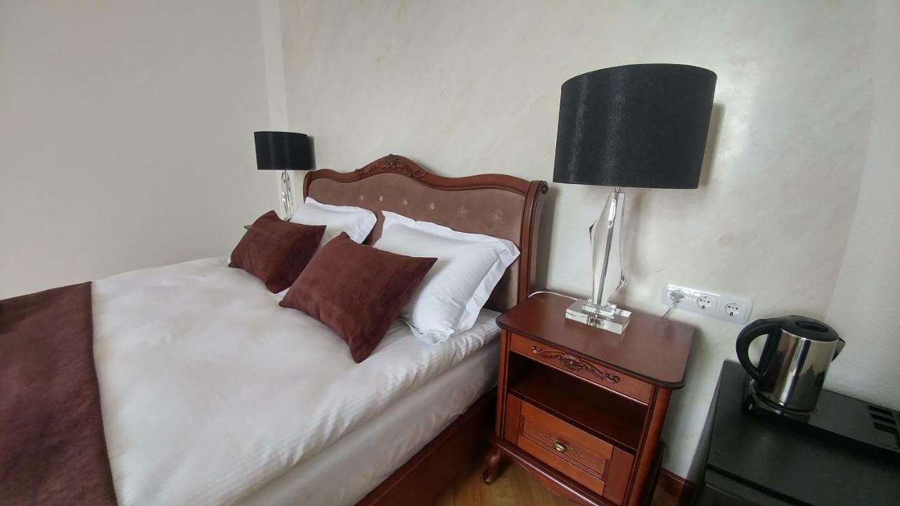 Hotel Meridian Brody Bagian luar foto