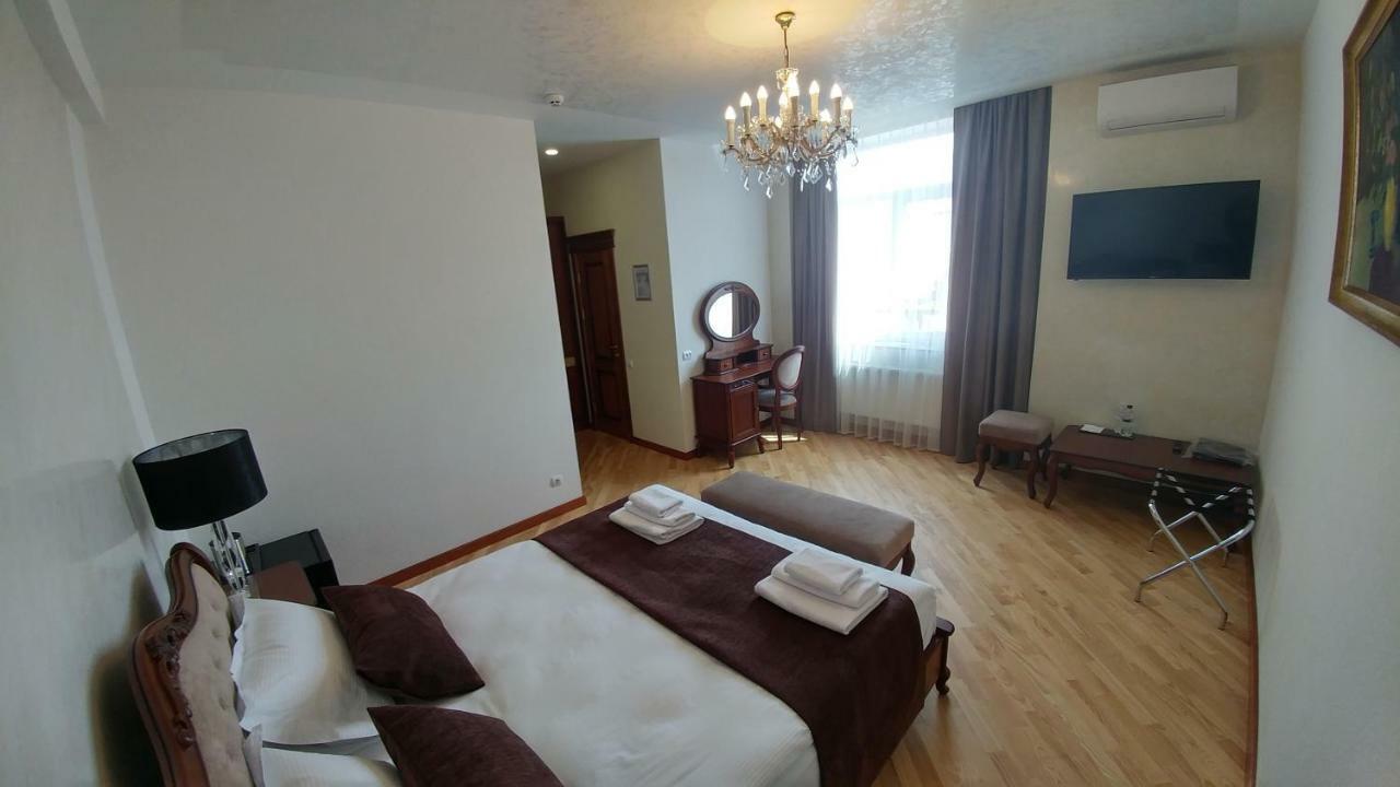 Hotel Meridian Brody Bagian luar foto