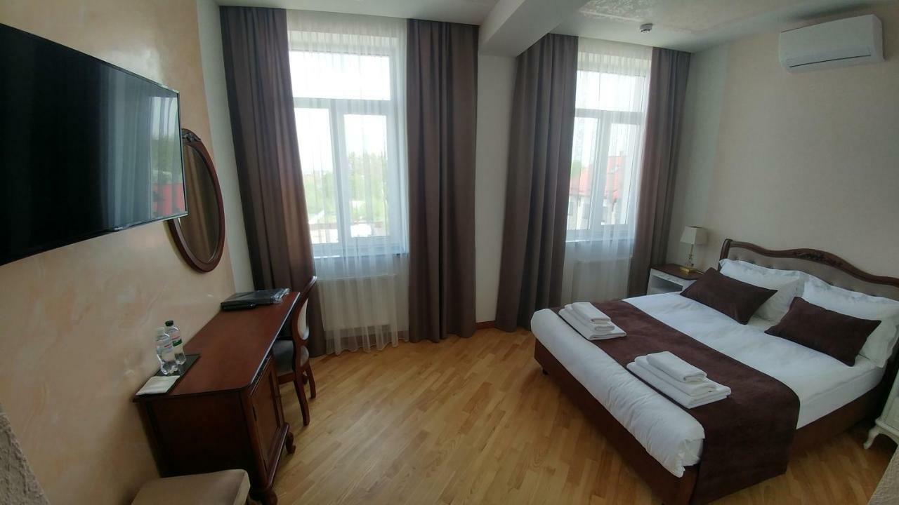 Hotel Meridian Brody Bagian luar foto