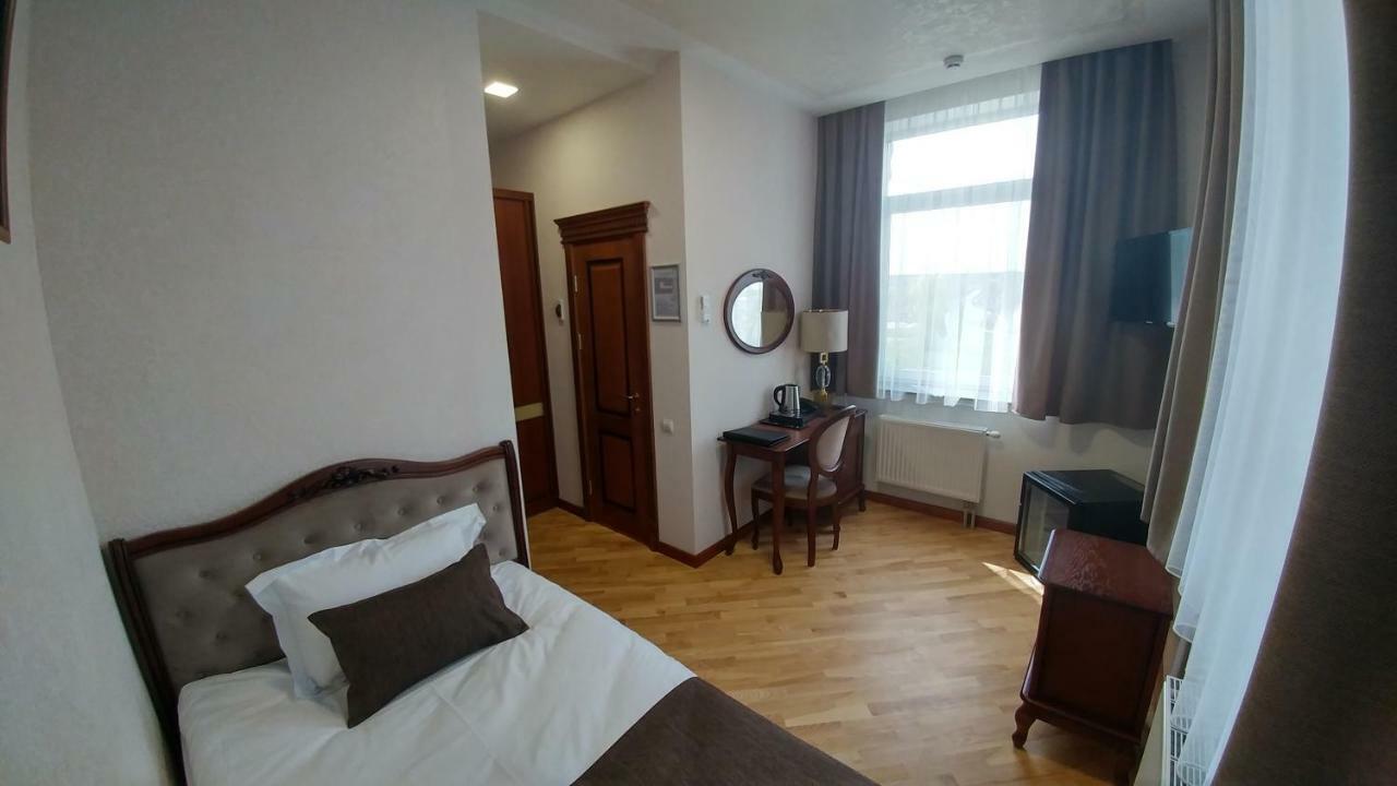 Hotel Meridian Brody Bagian luar foto