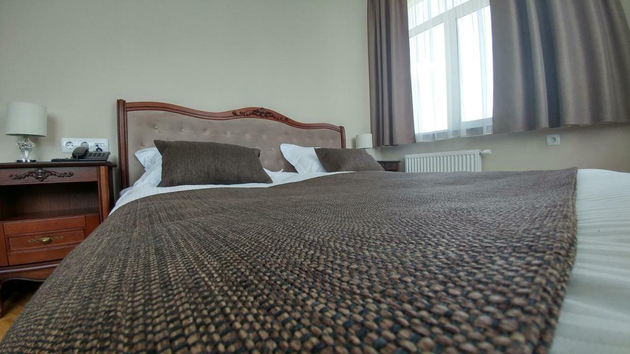 Hotel Meridian Brody Bagian luar foto