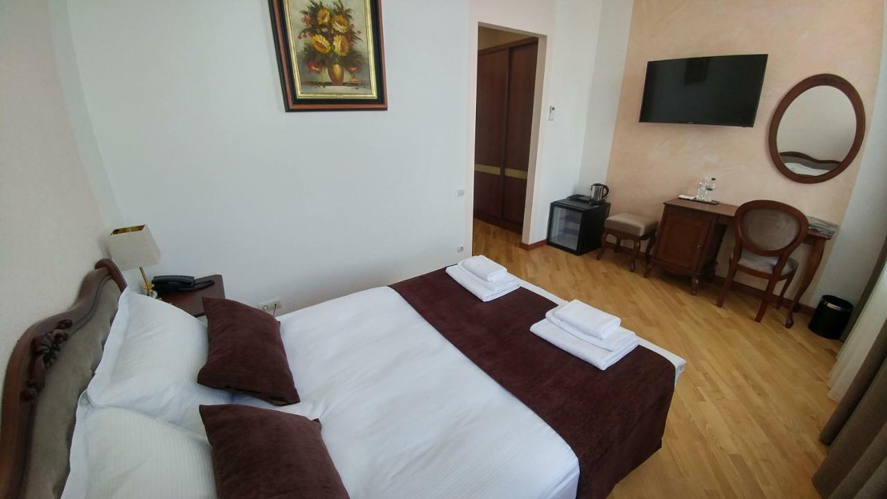 Hotel Meridian Brody Bagian luar foto