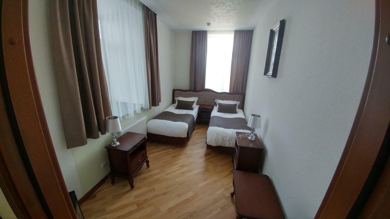 Hotel Meridian Brody Bagian luar foto