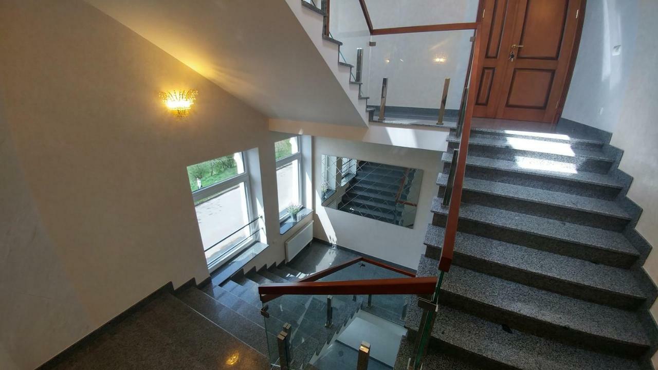 Hotel Meridian Brody Bagian luar foto