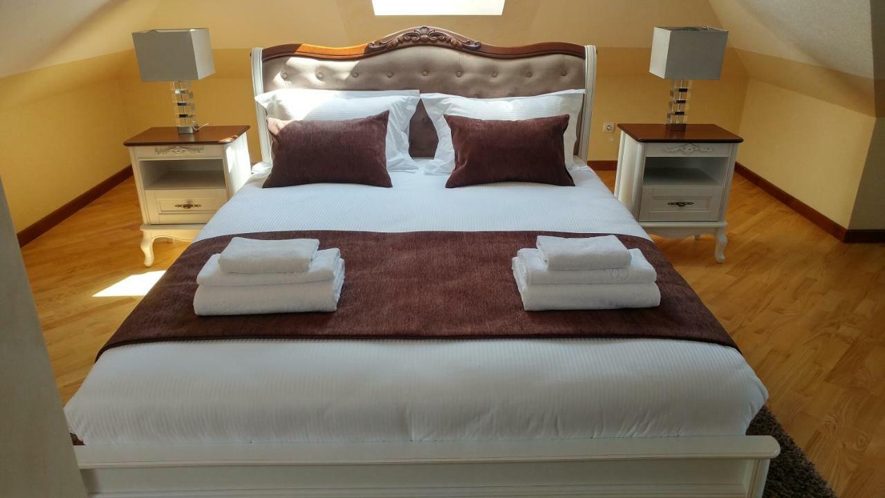 Hotel Meridian Brody Bagian luar foto