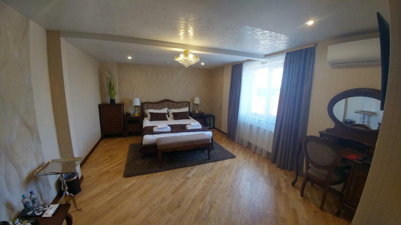 Hotel Meridian Brody Bagian luar foto