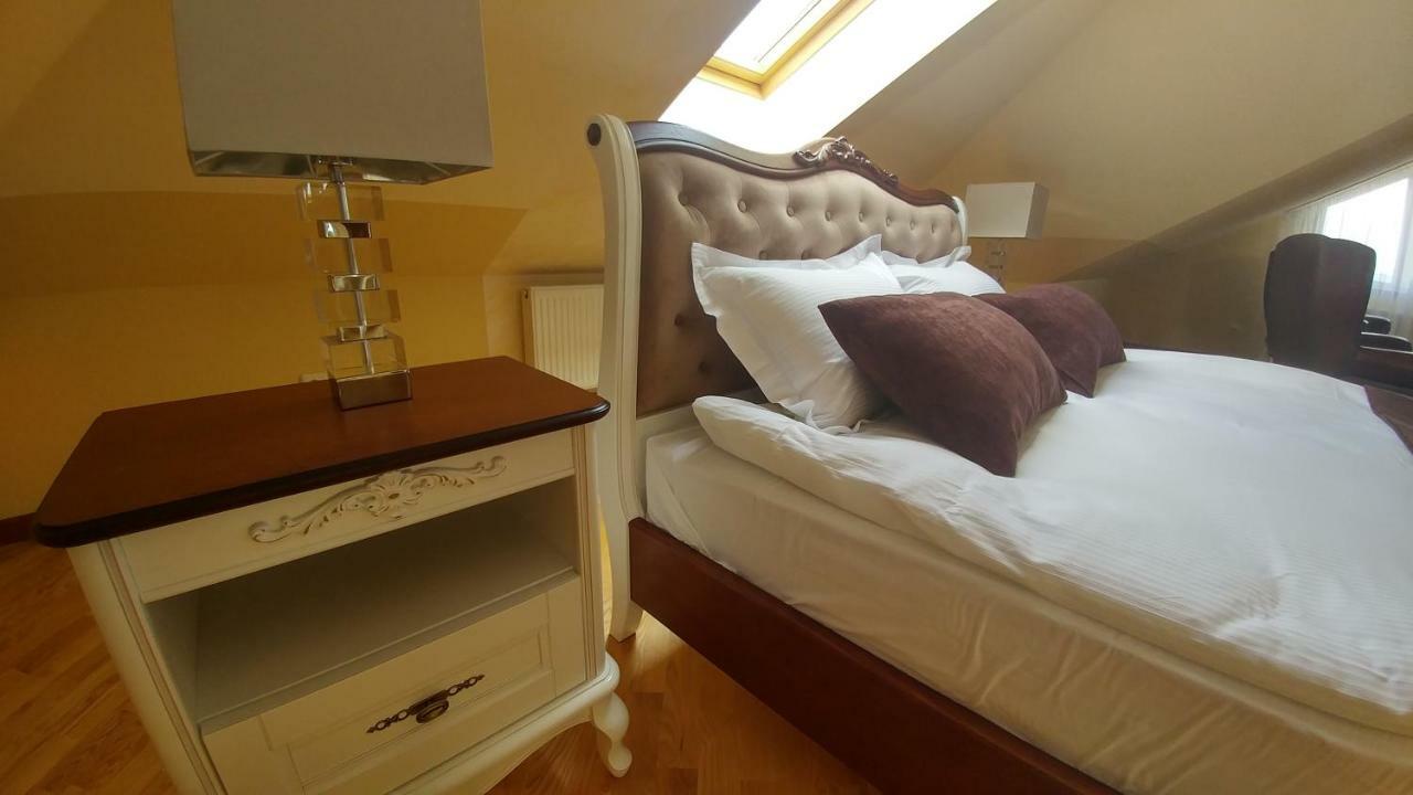 Hotel Meridian Brody Bagian luar foto