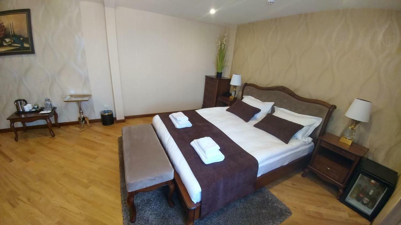 Hotel Meridian Brody Bagian luar foto