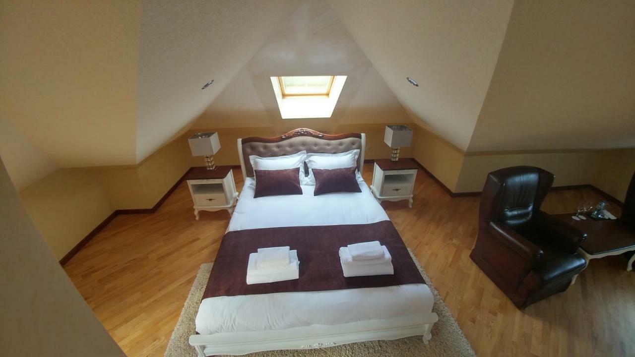 Hotel Meridian Brody Bagian luar foto