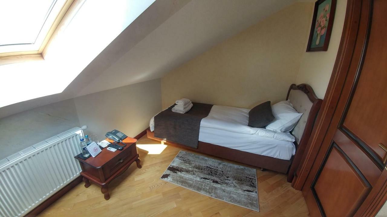 Hotel Meridian Brody Bagian luar foto
