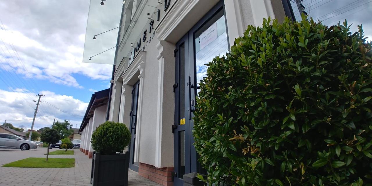 Hotel Meridian Brody Bagian luar foto