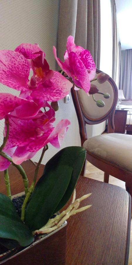 Hotel Meridian Brody Bagian luar foto