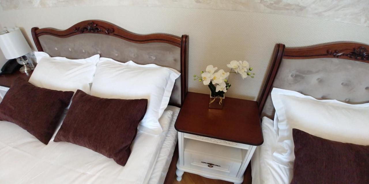 Hotel Meridian Brody Bagian luar foto