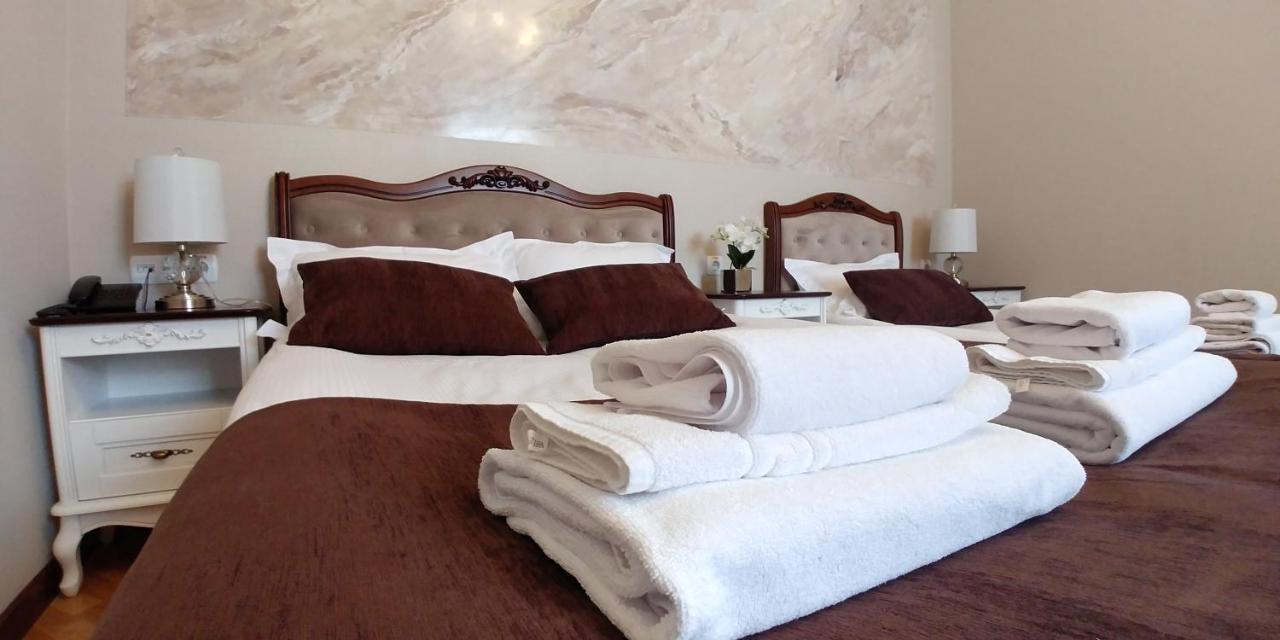 Hotel Meridian Brody Bagian luar foto