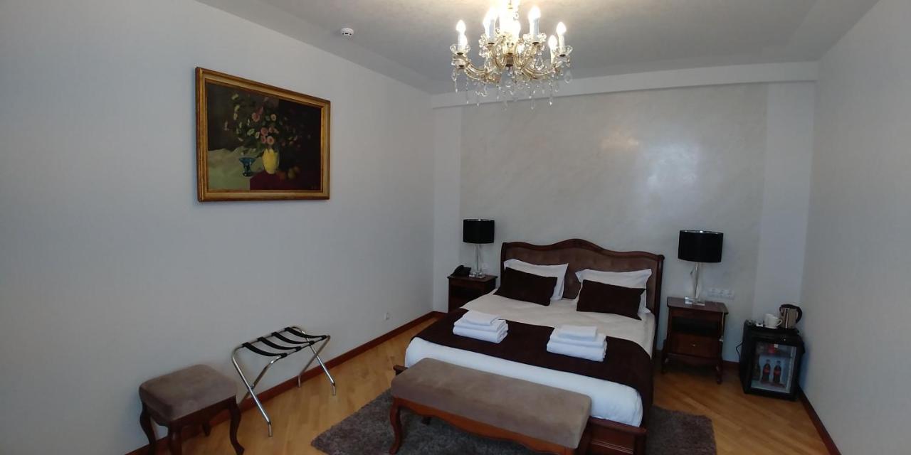 Hotel Meridian Brody Bagian luar foto