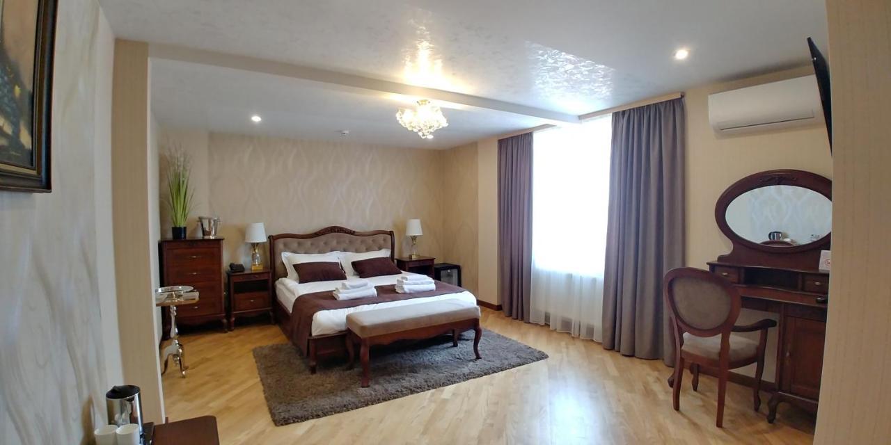 Hotel Meridian Brody Bagian luar foto