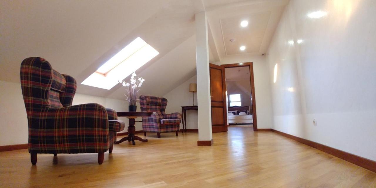 Hotel Meridian Brody Bagian luar foto