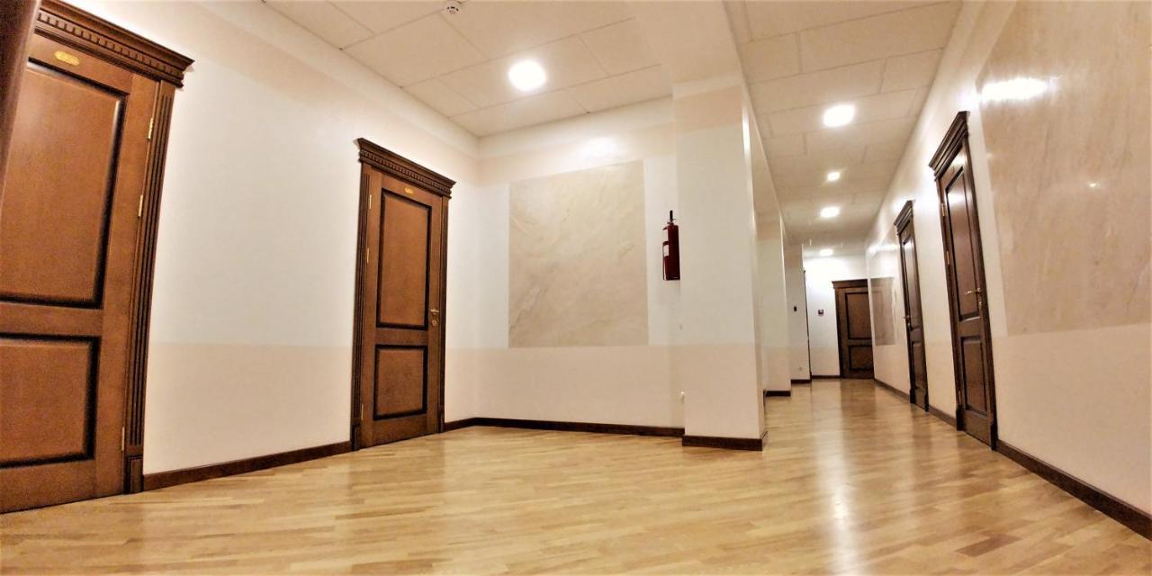 Hotel Meridian Brody Bagian luar foto