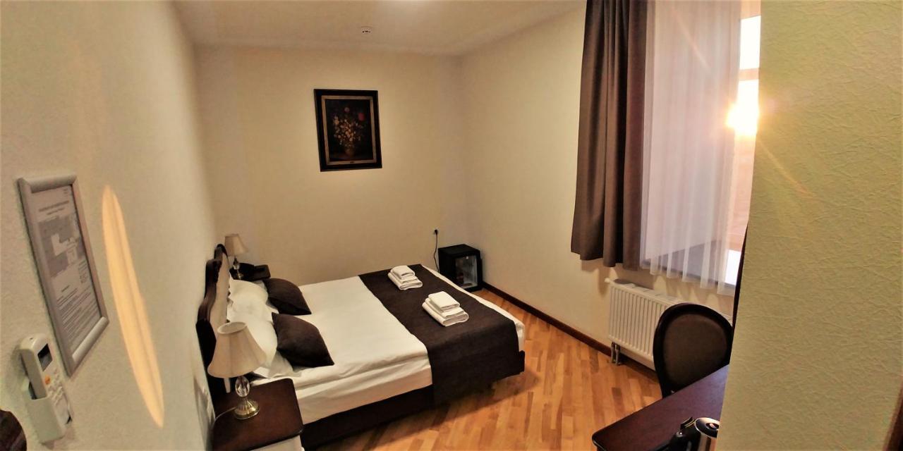 Hotel Meridian Brody Bagian luar foto