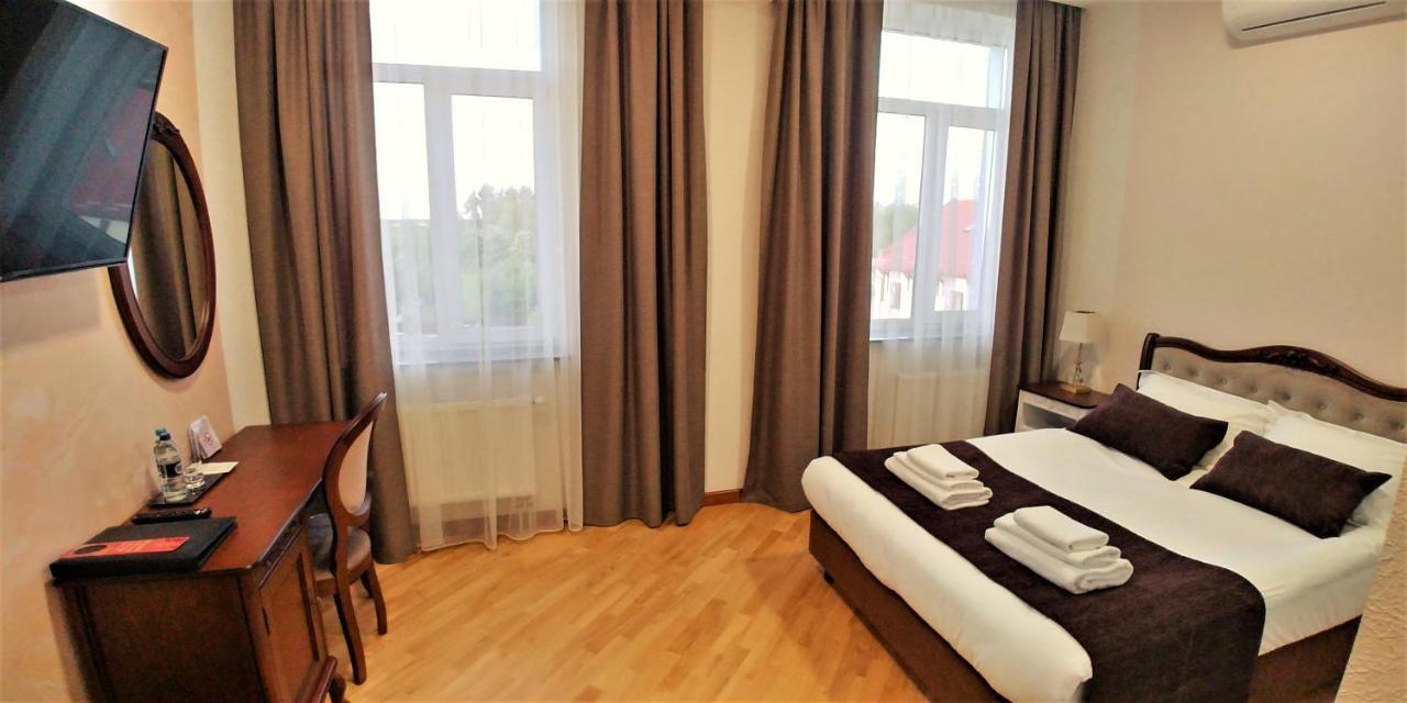 Hotel Meridian Brody Bagian luar foto